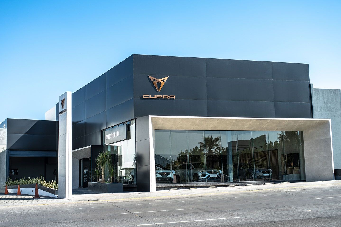 fabricacion de portales o marcos de entrada con materiales como panel de aluminio compuesto o ACM usados tambien en el recubrimiento de fachadas fabricacion de portales o marcos de entrada con materiales como panel de aluminio compuesto o ACM usados tambien en el recubrimiento de fachadas